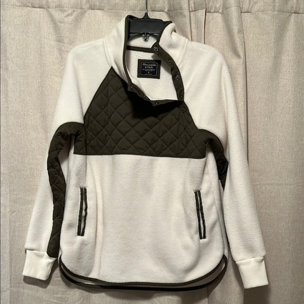 Abercrombie & Fitch White and Dark Green Quilted Pullover